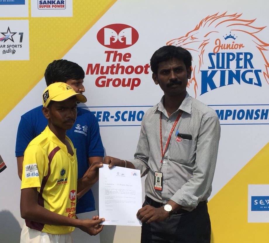 M. Sudharsan of Sri Rangam Boys, Trichy - award presented by Mr. Shiva Subramanian, Muthoot Regional Manager