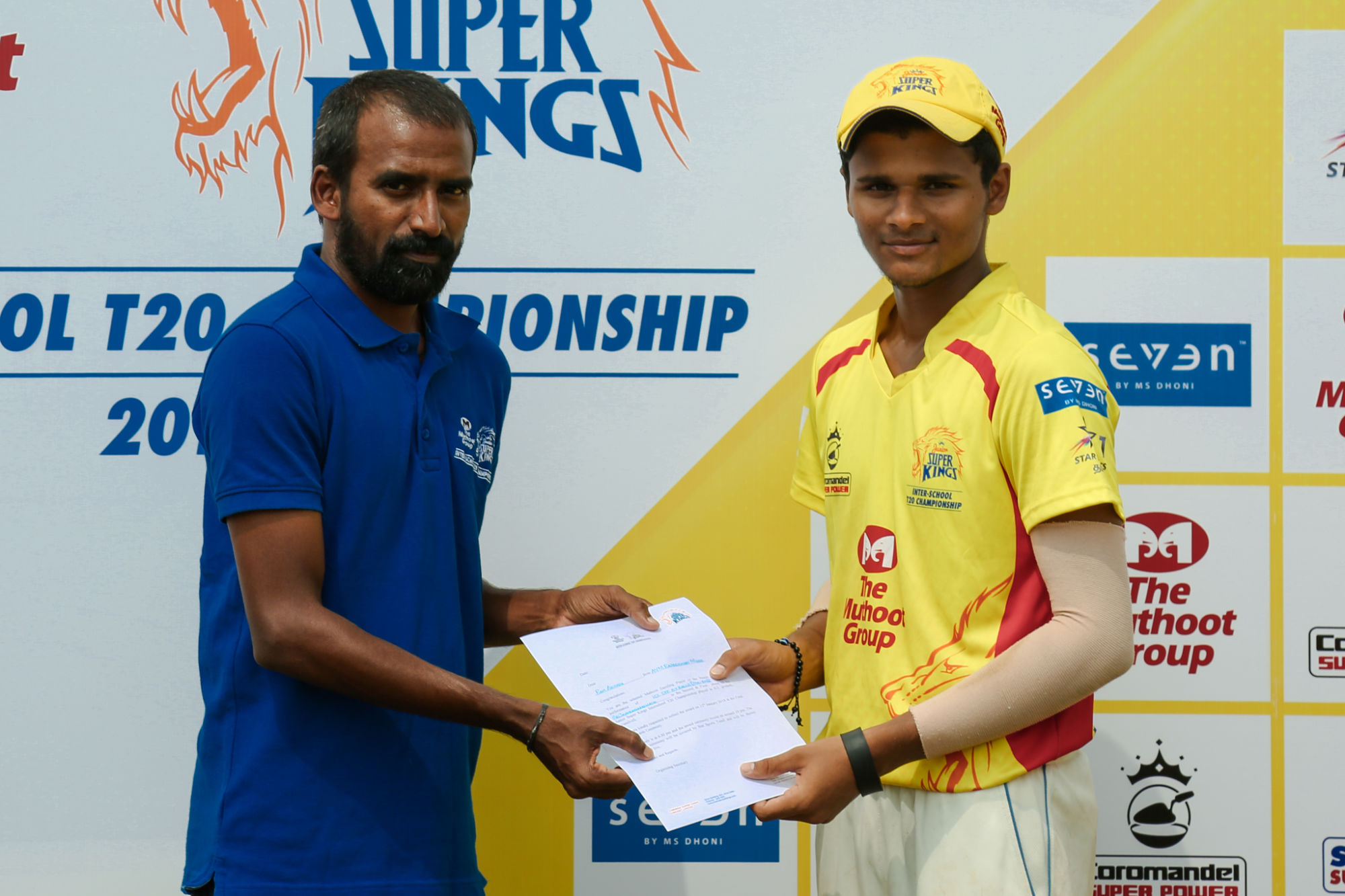 Ram Arvindh of AVM Rajeshwari MHSS, Chennai - award presented by Mr.V.Arun Kumar, former Ranji Trophy Player